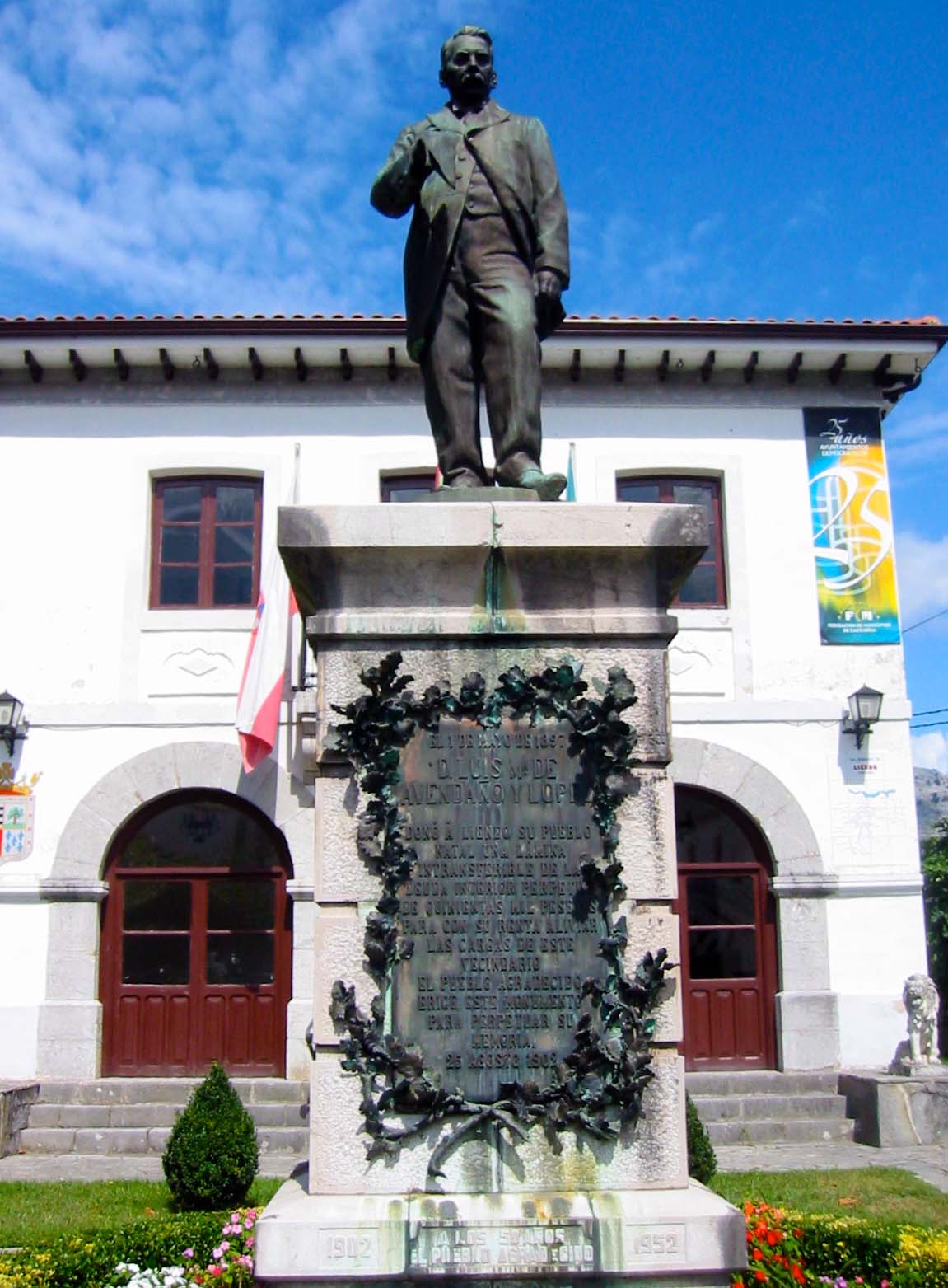 Estatua a Luis María de Avendaño y López
